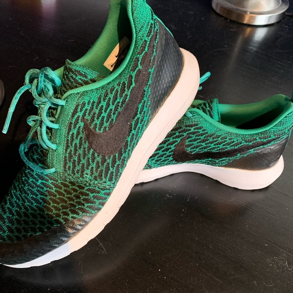 Nike Roshe, Mens 9.5, worn twice - Picture 2 of 4